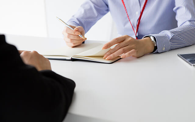 異業種から介護業界に転職を考えている人
